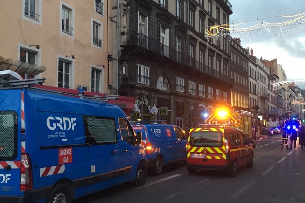 Lundi 10 décembre, les pompiers du Puy-de-Dôme ont procédé à l’évacuation d’un immeuble, rue Blatin à Clermont-Ferrand, suite à une fuite de gaz.