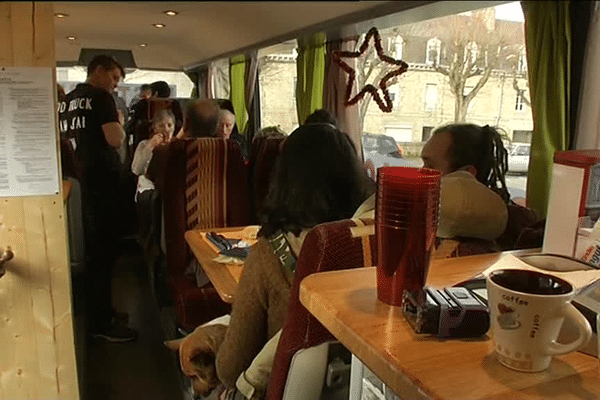 Un repas de Noël, pas comme les autres, dans le bus restaurant de Chrys à Guigamp (22)