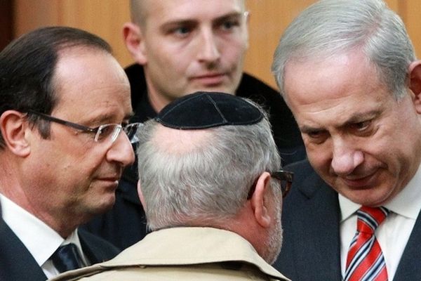 François Hollande, Benjamin Netanyahu et Yakoov Monsonego, directeur de l'école et père d'une victime