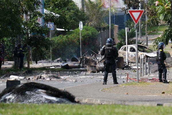 L’état d’urgence a été instauré en Nouvelle-Calédonie après deux nuits d’émeutes qui ont fait quatre morts, dont un gendarme.