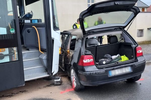 Deux jeunes hommes de 20 et 23 ans, à bord de la Golf noire, ont été grièvement blessés dans l'accident et conduits au centre hospitalier de Maubeuge.