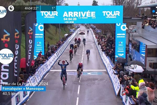 Mads Pedersen remporte cette nouvelle étape, et cela fait 3/3 dans ce tour de La provence.