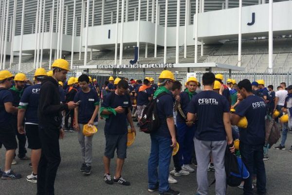 Arrivée des Apprentis en BTP de Blanquefort au stade de Bordeaux ce mardi 12 juillet 2016.