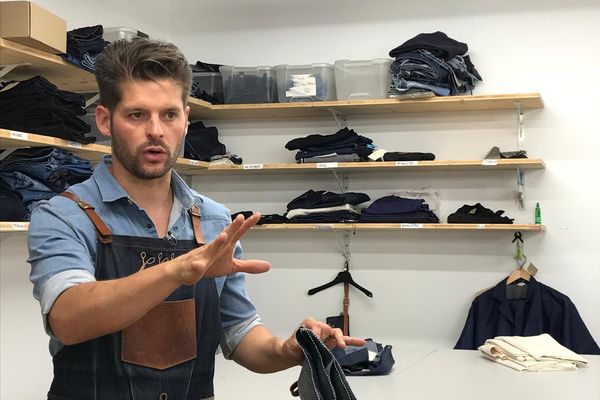 A Florac (Lozère), Julien Tuffery, PDG de l'Atelier Tuffery, a relancé la fabrique de jeans familiale en misant sur le haut de gamme.