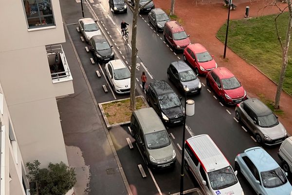 Les utilisateurs de deux-roues, souvent contraints de quitter leur piste cyclable, sont mis en danger par des automobilistes qui s'autorisent régulièrement à y stationner