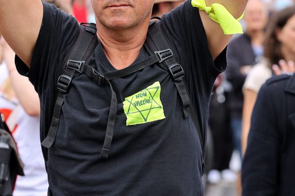 Un homme porte une étoile jaune sur laquelle est inscrite "non vacciné" lors d'une manifestation contre l'extension du pass sanitaire à Paris, le 17 juillet 2021.