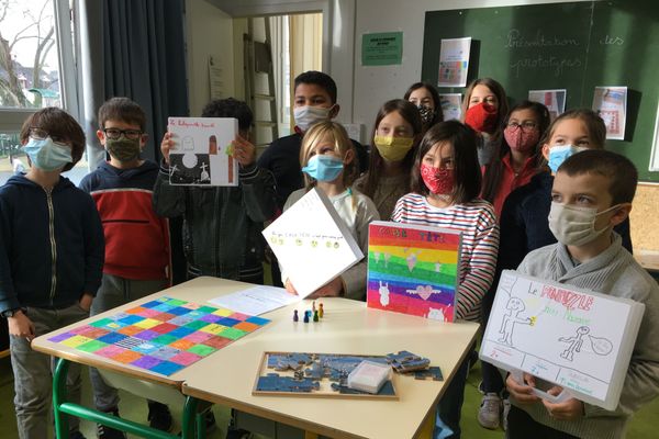 Une partie des élèves de l'école Lamartine présentant leurs jeux de société 