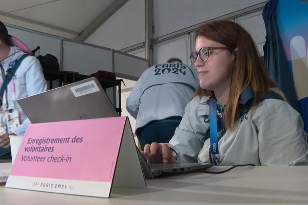 Clara accueille les volontaires avant de leur présenter les structures