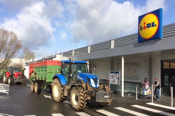 40 tracteurs se sont rassemblés devant le LIDL de l'avenue de La Rochelle à Niort