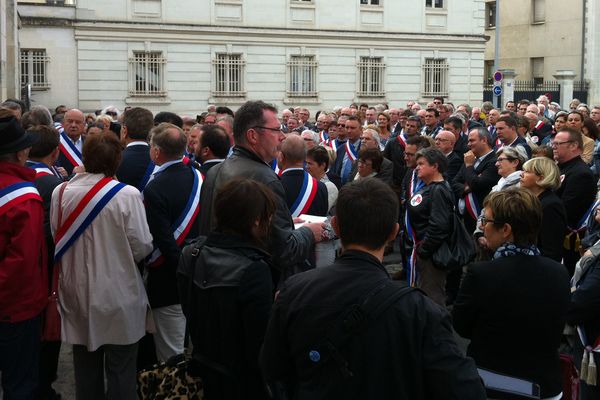 Mobilisation à Tours, ce vendredi, pour dénoncer la baisse des dotations de l'Etat.