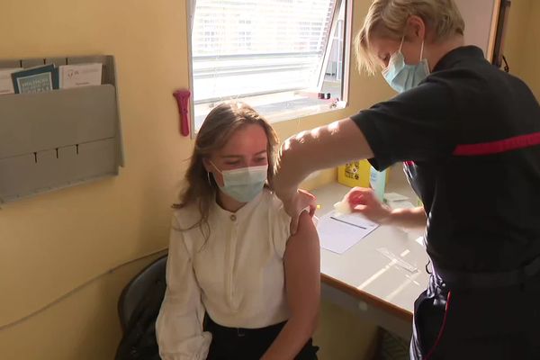 Le vaccibus de l'ARS au lycée Pierre Bourdan de Guéret.