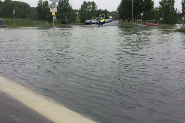 Saran (Loiret)  : la rue menant à Amazon - 2 juin 2016