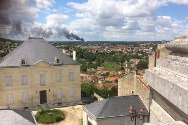 Le panache de fumée dégagé par l'incendie est visible à plusieurs kilomètres à la ronde.