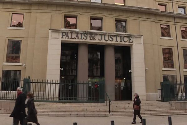 Les faits sont jugés cette semaine, plus de 3 ans après avoir été commis dans le centre-ville de Nîmes