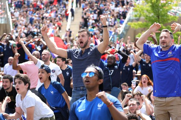 Des supporters français dans une fan zone. Photo d'illustration.