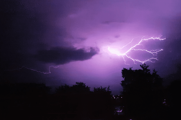 Un éclair dans le ciel du Creusot, dans la nuit du mardi 13 au mercredi 14 juin.