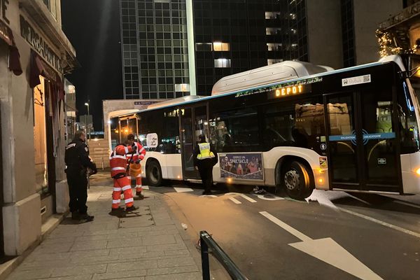 Un adolescent de 15 ans a été retrouvé mort sous un bus rue Henri Poincaré vendredi 3 janvier 2025, en plein centre de Nancy.