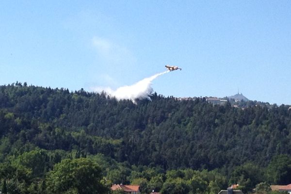 Le feu s'est déclaré dans un bois situé sur la commune de Ceyrat, sur les hauteurs de Clermont-Ferrand.