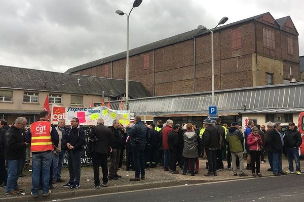 La solidarité affichée des salariés et des habitants de Bessé-sur-Braye lors de l'opération ville morte du jeudi 28 février dernier.