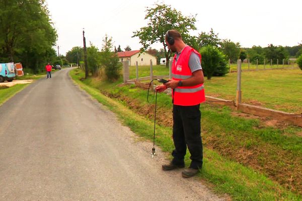 Les techniciens d'Agur traquent les bruits révélateurs de fuite dans les réseaux