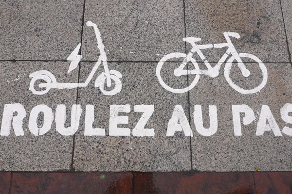 Des marquages au sol dans le centre-ville d'Amiens pour inciter pilotes de trottinettes électriques et vélos à rouler au pas.