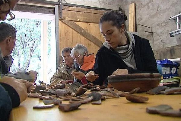 Fouilles curieuses à Cabrespine : les bénévoles de l'amicale laïque de Carcassonne répertorient des tessons de poterie moyenageux.