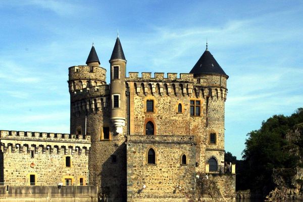 Dans le Roannais, à Saint-Priest-la-Roche, le château de la Roche les pieds dans l'eau du lac artificiel de Villerest (archives)
