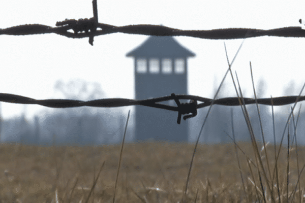 Le camp d'Auschwitz dans la brume