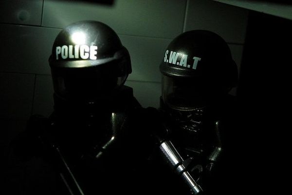 Le "Swatting" du nom des sections d'assaut de la police américaine.