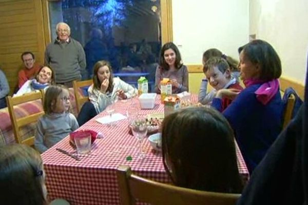 La famille Vian des Rives apprécie l'isolement et la beauté des paysages du Mont Lozère pour passer ensemble les fêtes de Noël.