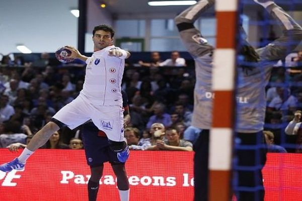 Paris - le Montpelliérain Felipe Borges Dutra Ribeiro devant les cages parisiennes - 6 octobre 2013.