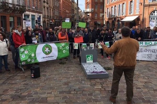 La manifestation de défense de l'agriculture bio devant la préfecture de région à Toulouse