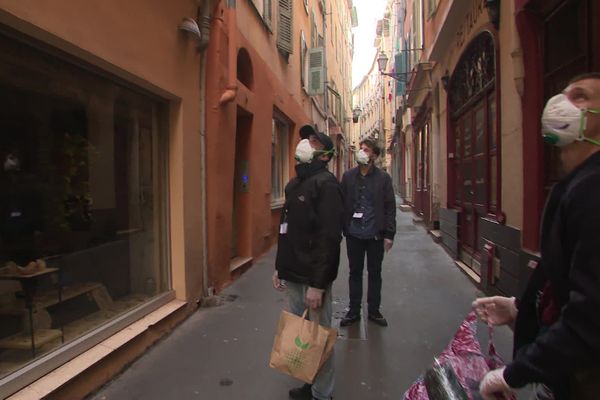 Les jeunes du Vieux-Nice équipés de masques lors d'une de leur livraison.