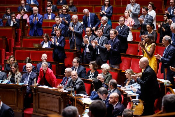 Les députés votent à l'Assemblée nationale.