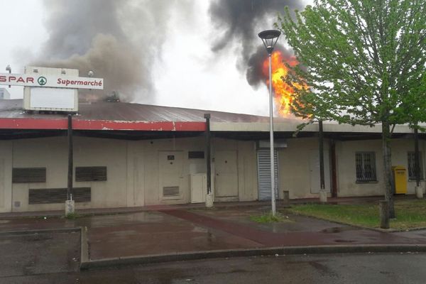 Un important incendie s’est déclaré au centre commercial du quartier des Champs plaisants, à Sens, dans l’Yonne, samedi 3 juin 2017.