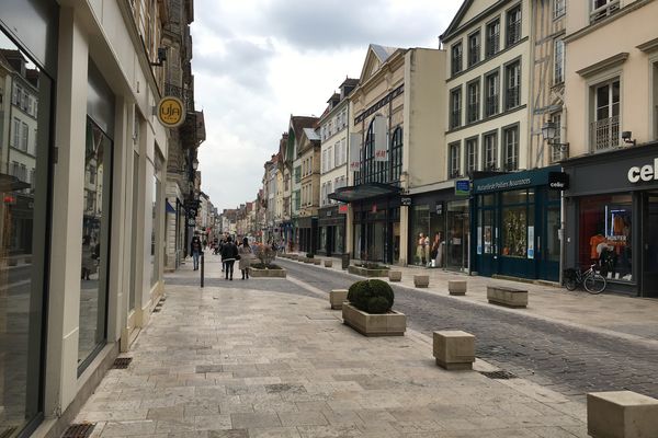 Les magasins de vêtements ont fermé leurs portes, rue Emile Zola à Troyes