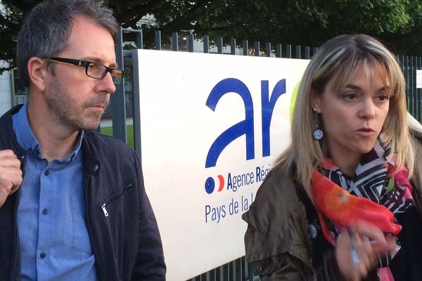 Johan Pailloux et Marie Thibault, co-fondateurs du collectif Stop aux cancers de nos enfants, devant l'ARS le 22 mai 2019