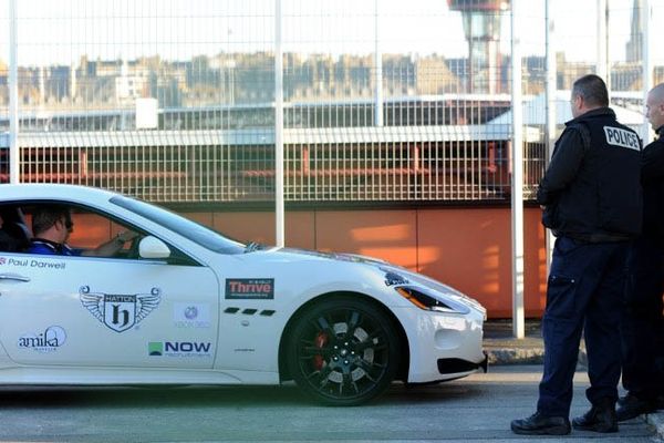 Arrivée à Saint-Mao d'une Maserati du rallye "Canonball"