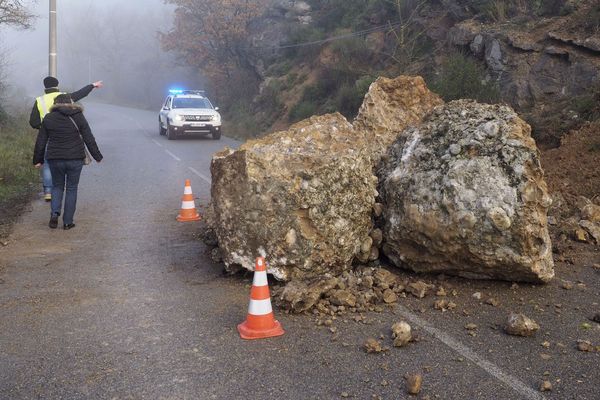 Tôt ce matin, un rocher est tombé sur la route de Montfuron, à Sainte-Tulle