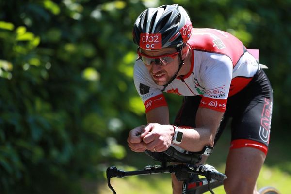 Freddy Pommier dans l'épreuve cycliste du triathlon