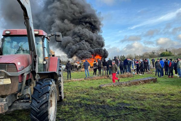 Les JA ont allumé un feu au rond point de Kenilien à Guingamp