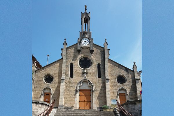 Dans l'église de Saint-Germain au Mont d'Or, l'une des œuvres du prêtre pédophile Louis Ribes est recouverte en attendant d'être déposée