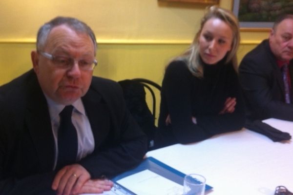 Marion Marechal-Le Pen entouré du secrétaire départemental de la Marne, Pascal Erre (à gauche) et du conseiller régional FN Thierry Besson