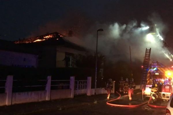 L'incendie s'est déclaré vers 21h. 