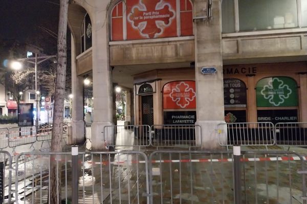 Des barrières mises en place au carrefour de la place d'Erlon et de la rue de l'Étape.