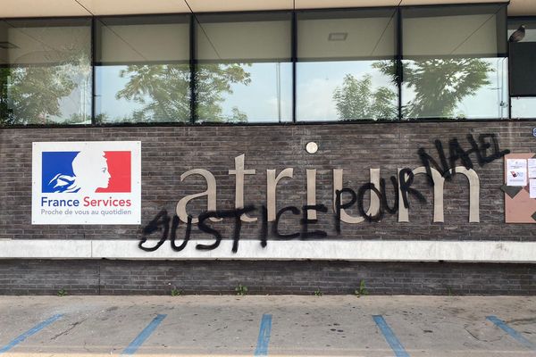 La mairie de proximité à Amiens Nord taguée "Justice pour Nahel".