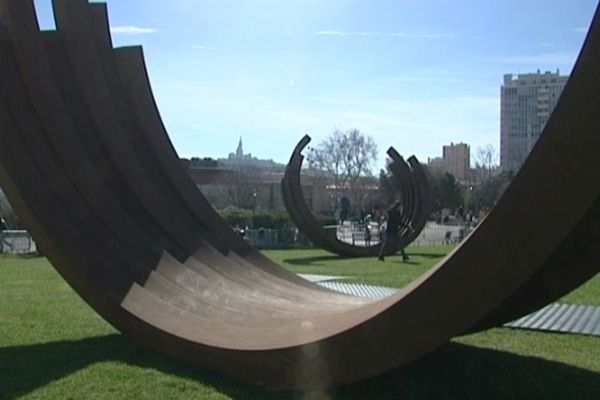 Sculptures de bernar Venet à Marseille