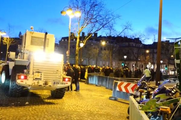 Plusieurs véhicules agricoles ont défilé sur les Champs-Elysées ce vendredi matin.