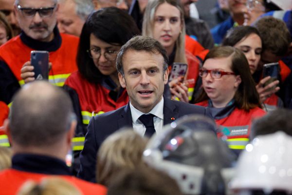 Emmanuel Macron à Dunkerque, le 12 mai 2023, lors d'une visite dans une usine qui va bénéficier de nouveaux investissements étrangers, comme cela va être le cas à dans le Loiret et le Loir-et-Cher pour trois autres usines.