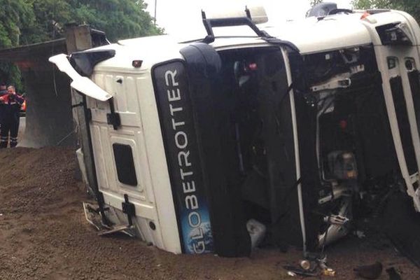 Le camion s'est couché sur trois voies de circulation sur l'A1 dans le sans Lille-Paris, à hauteur de la jonction du tronc commun de l'A1 et l'A22 à Ronchin.